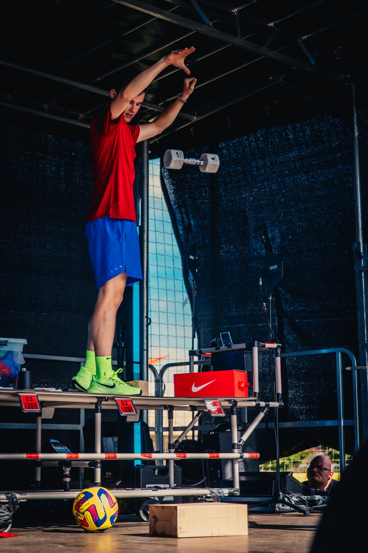 Jonas De Bruyn performing a stage illusion for the NIKE brand activation audience