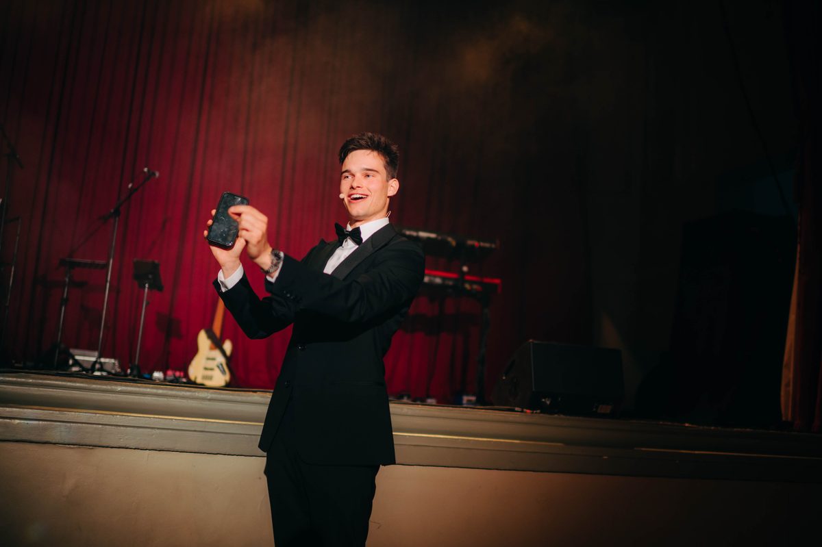 Jonas De Bruyn alone on a lit theatre stage