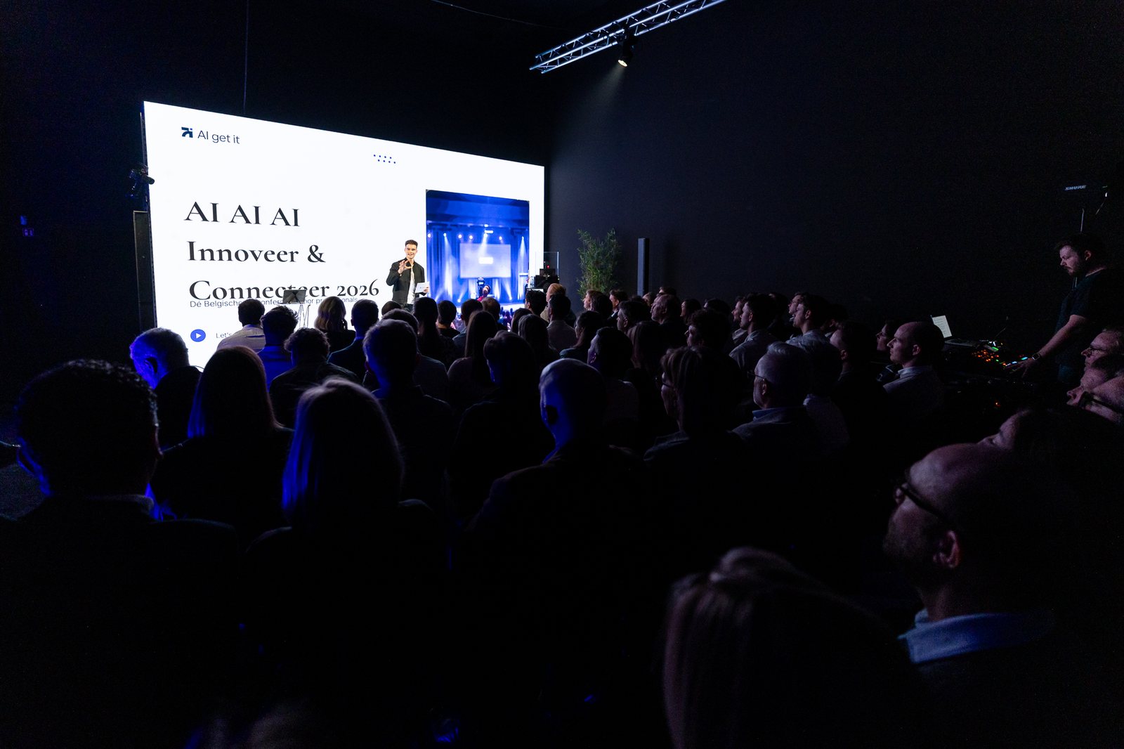 Jonas De Bruyn on stage at a conference