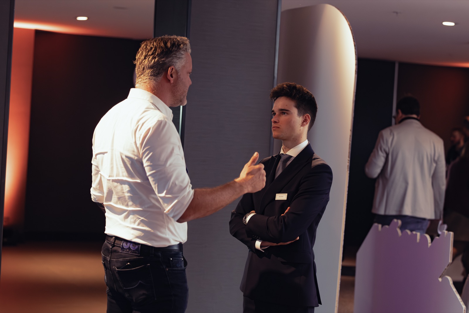 Jonas De Bruyn in a focused one-on-one coaching conversation with a corporate attendee