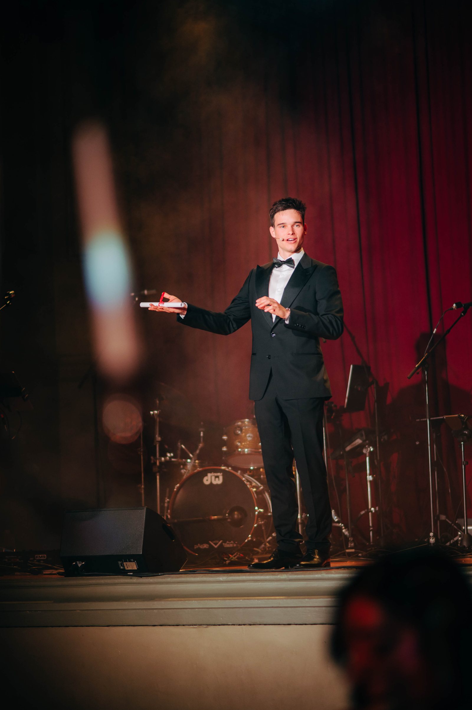 Jonas De Bruyn performing at a corporate event