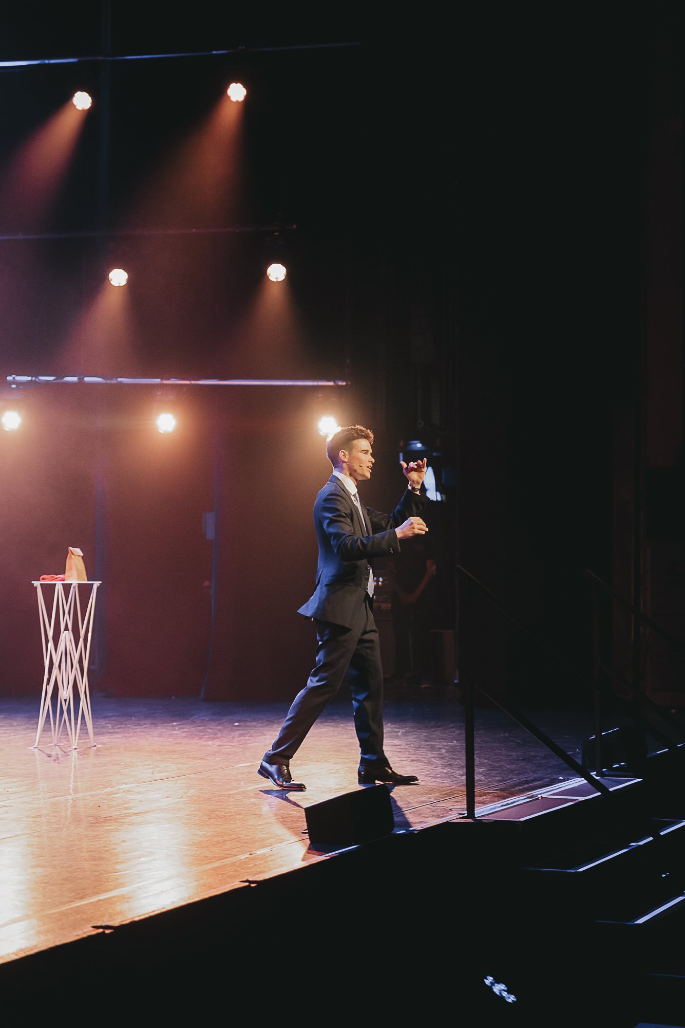 Jonas De Bruyn performing at a corporate event